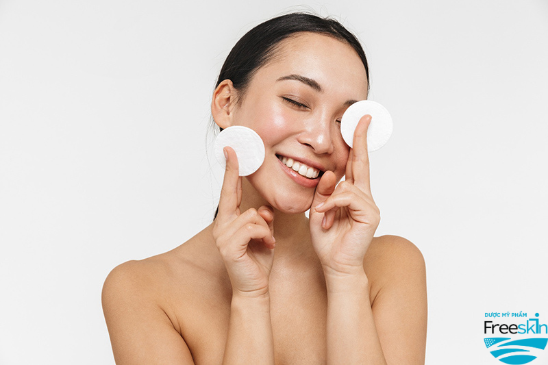 Tẩy trang là bước làm sạch đầu tiên trong skincare