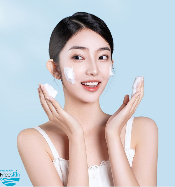 Làm sạch sâu bằng bọt rửa mặt hàng ngày